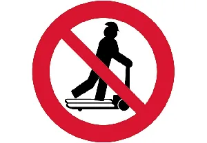 Запрещающий знак: запрещается кататься (стоять) на тележке